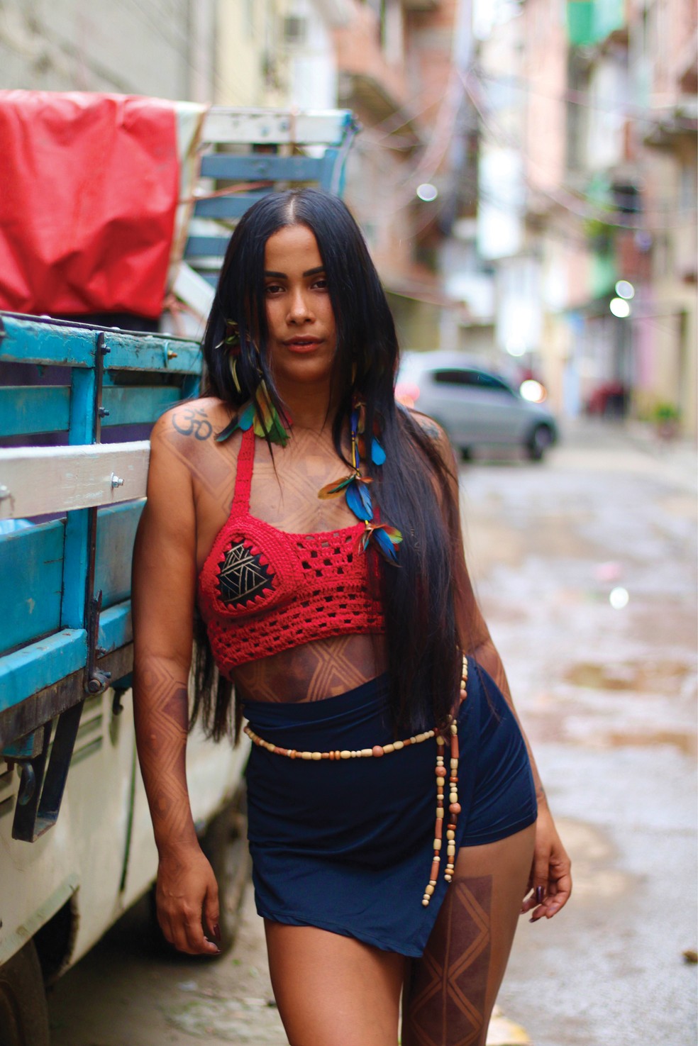Kaê Guajajara posando para ensaios de moda em que articula suas raizes da floresta e da favela — Foto: ROCHART
