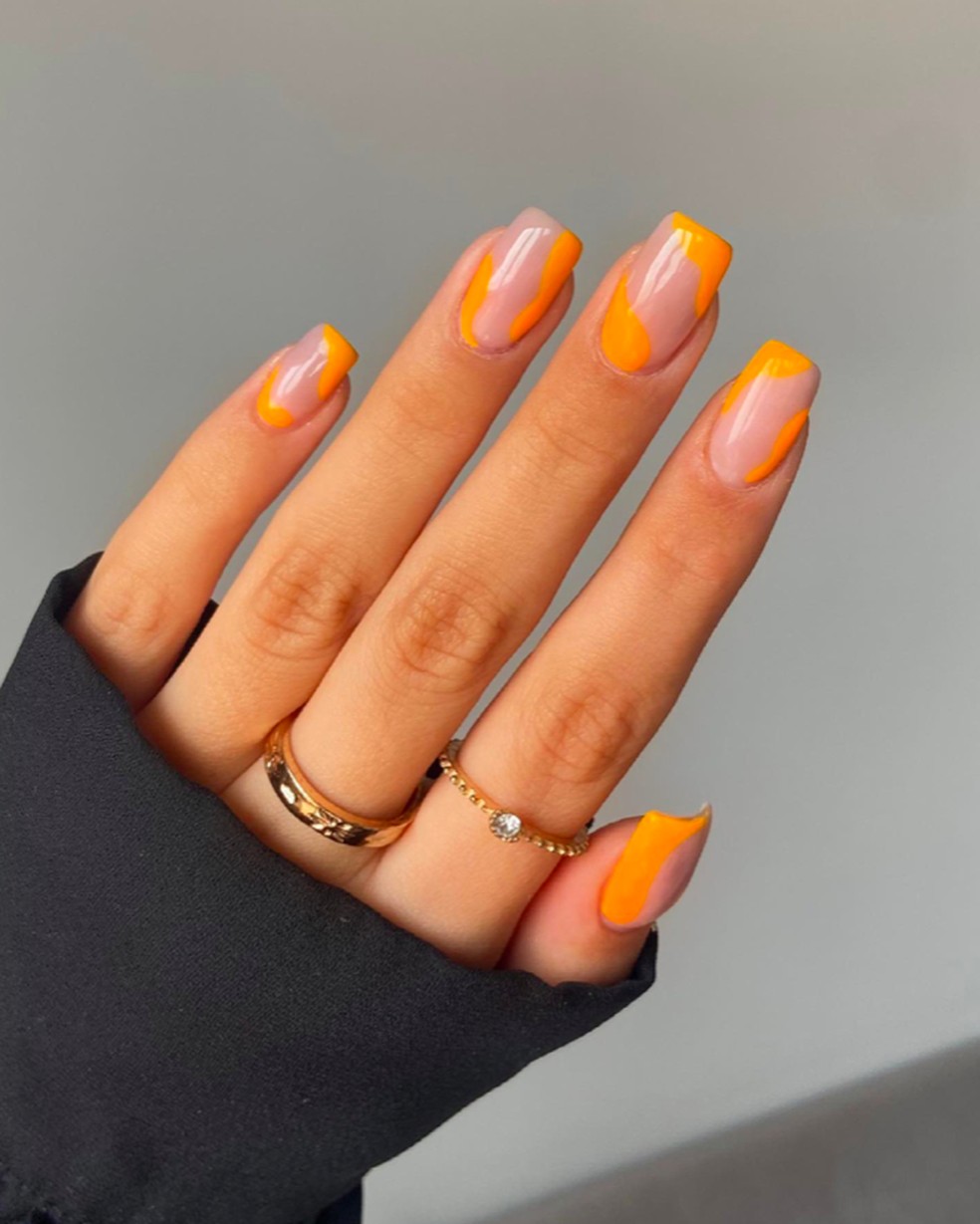 Esmalte laranja é sinônimo de energia e vibração, perfeito para quem quer um visual marcante e cheio de atitude — Foto: Reprodução - @allnailss._