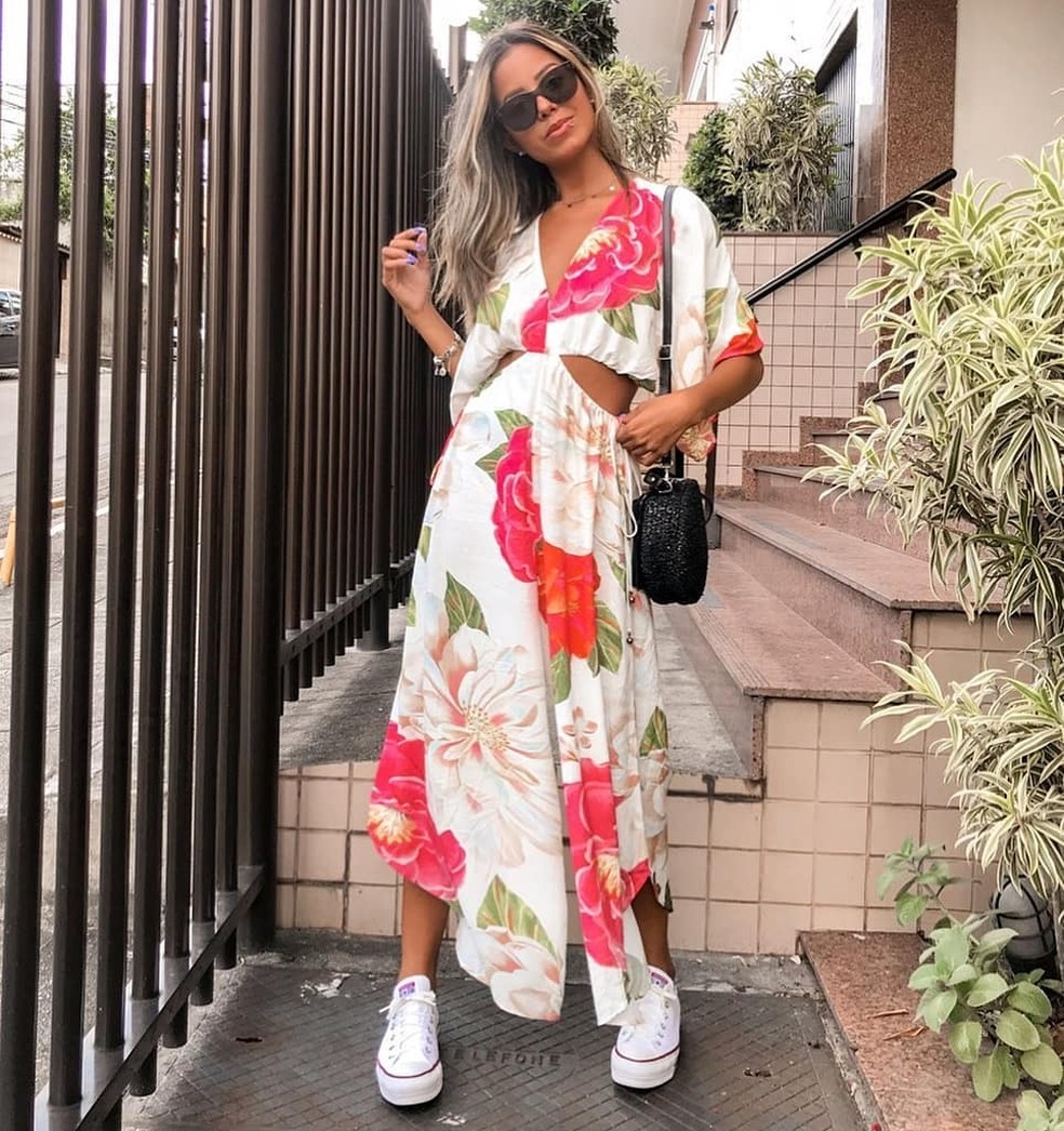 Esses vestidos, quando combinados com o tênis, tornam-se uma opção interessante para festas informais ou eventos noturnos — Foto: Reprodução/Instagram @acarolinelau