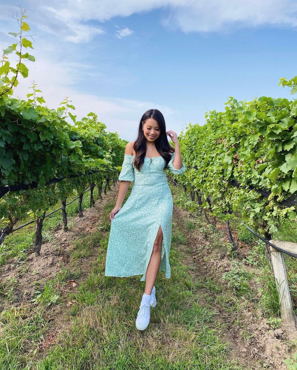 O vestido com tênis branco é a definição de casual-chic. Ao optar por essa combinação, você consegue equilibrar a elegância de um vestido com a casualidade dos tênis — Foto: Reprodução/Instagram @angelachauxo