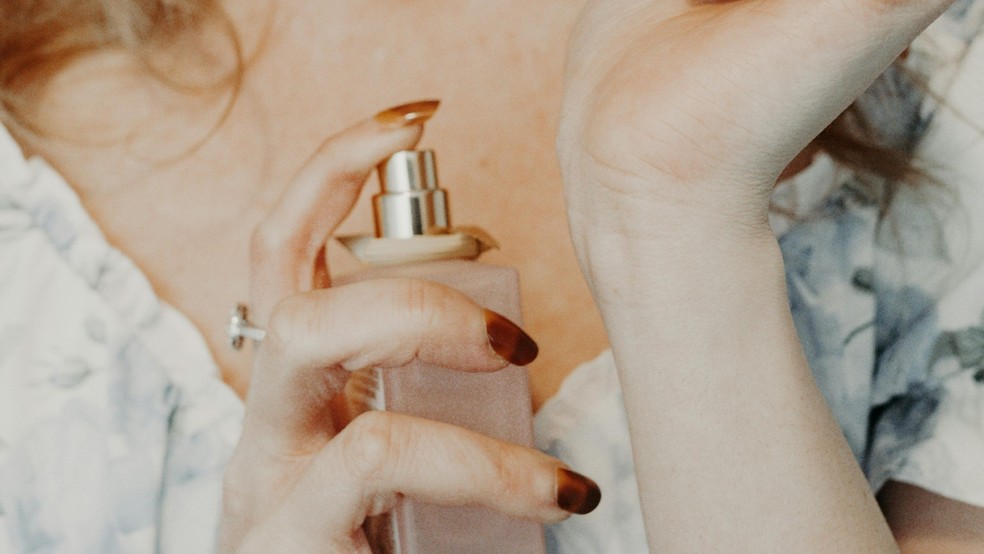 Aplicar em pontos estratégicos aumenta a durabilidade do perfume — Foto: Divulgação/Pexels (Lisa from Pexels)