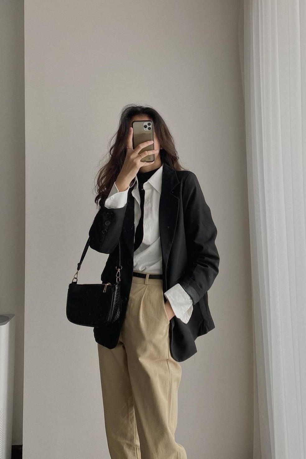 No clima do inverno, a calça de alfaiataria pode ser usada com blazers e jaquetas. — Foto: Reprodução/Pinterest @thao7mau
