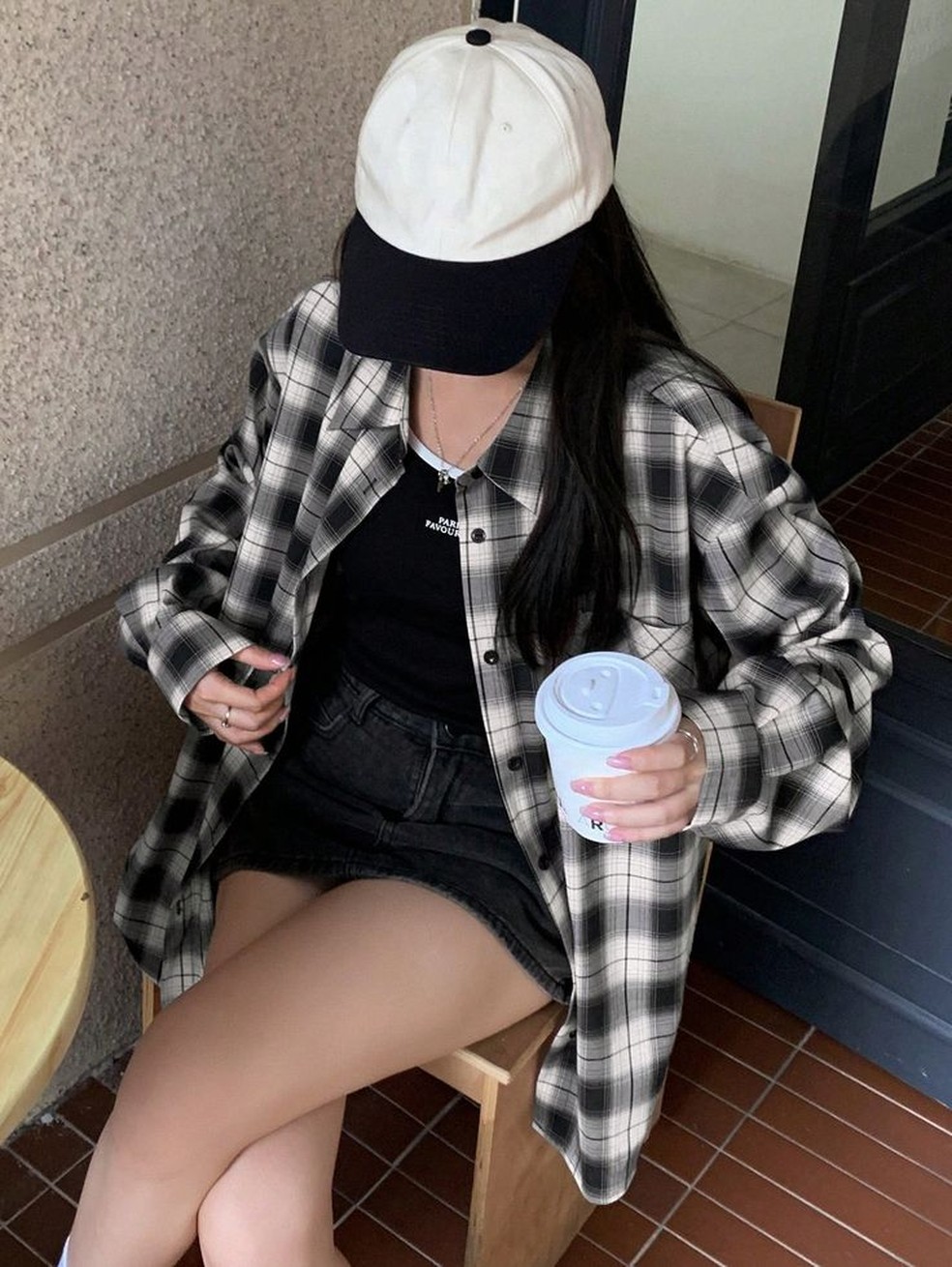 Look com camisa xadrez cinza é moderno e ao mesmo tempo atemporal. — Foto: Reprodução/Pinterest