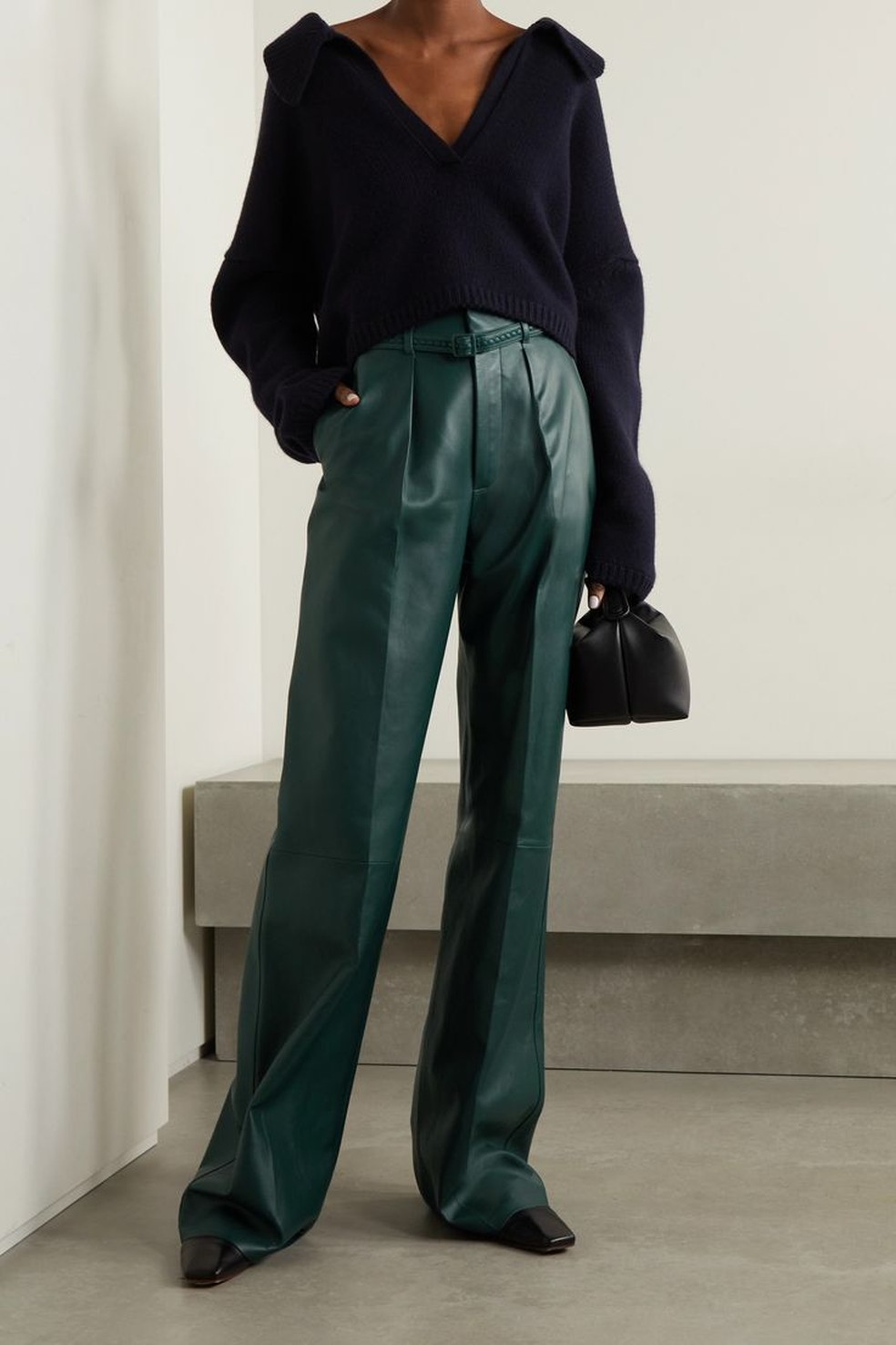 Aposte em calça de couro colorida para adicionar mais cor e sofisticação ao seu look. — Foto: Reprodução/Pinterest @netaporter
