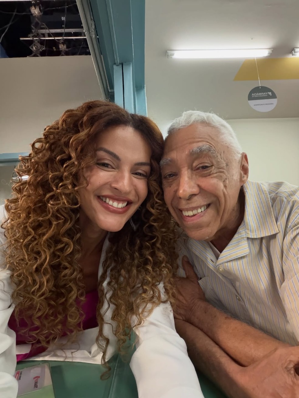 Sucesso em 'Três Graças', Gabriela Loran posa nua em cachoeira e recebe chuva de elogios — Foto: Reprodução/Instagram