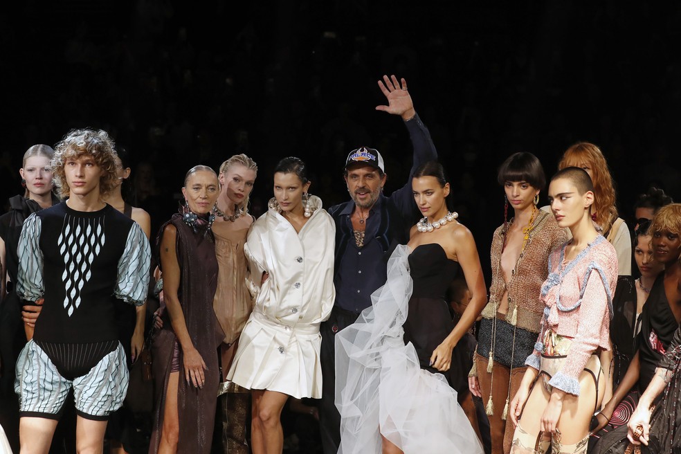 Modelos com o estilista Andreas Kronthaler desfilam na passarela durante o desfile de moda feminina primavera-verão 2023 de Vivienne Westwood como parte da Paris Fashion Week em 1º de outubro de 2022 em Paris, França. — Foto: Getty