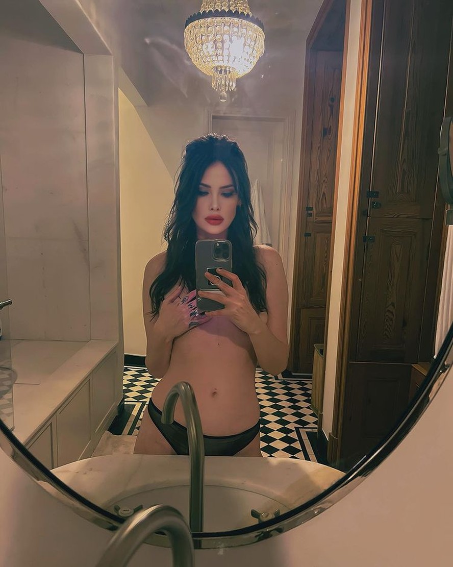 Mayana Moura posta selfie no espelho e fala sobre autoestima