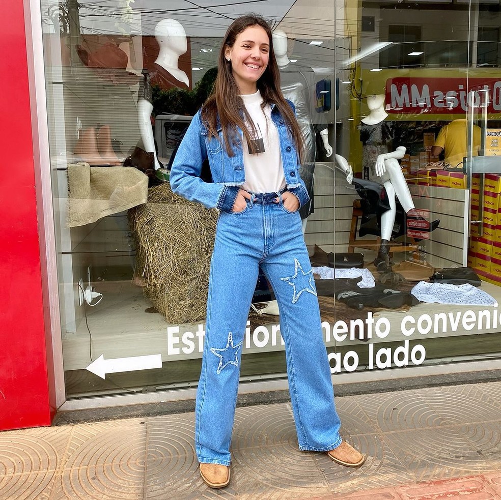 Para um visual mais casual e descontraído, tênis e uma camiseta básica por baixo da jaqueta jeans são suficientes para um dia a dia confortável — Foto: Reprodução/Instagram @zm_confeccoes