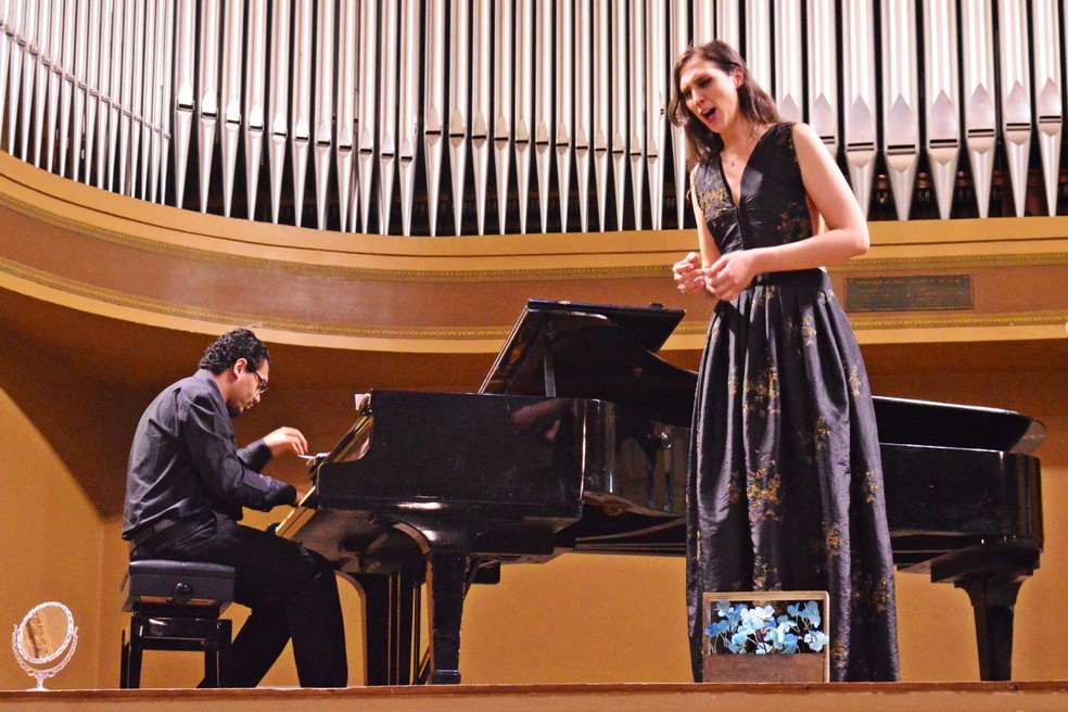 Execução da peça 'Natureza de Deus', com o compositor Leandro Moraes ao piano — Foto: Arquivo pessoal