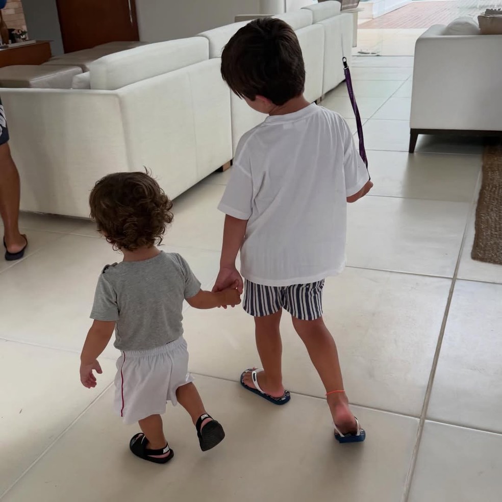 De biquíni, Sthefany Brito exibe a barriguinha da gravidez e curte momento tranquilo com a família — Foto: Reprodução/Instagram