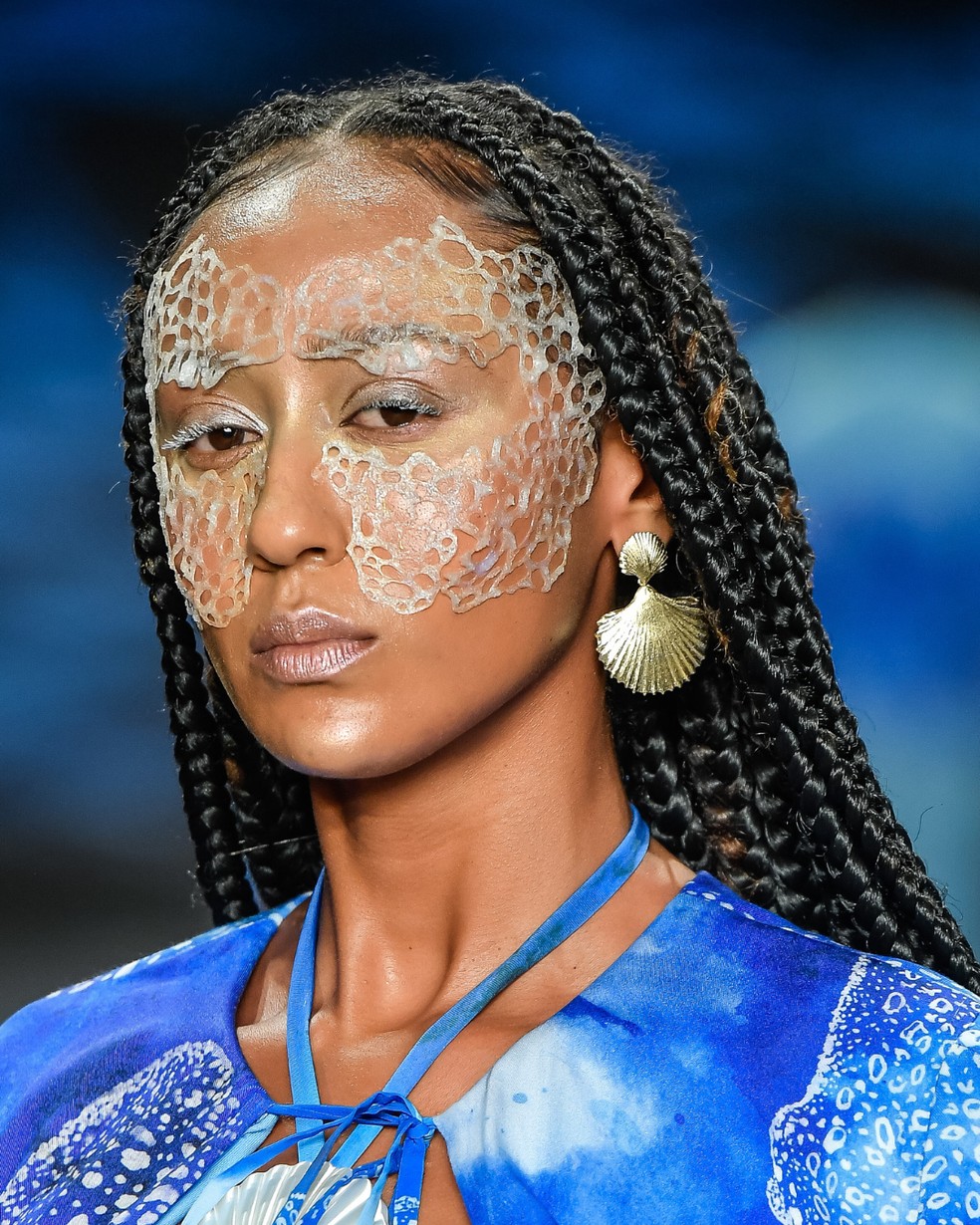 Desfile Santa Resistência SPFW N60, beleza assinada pelo salão Jacques Janine — Foto: Agência Fotosite
