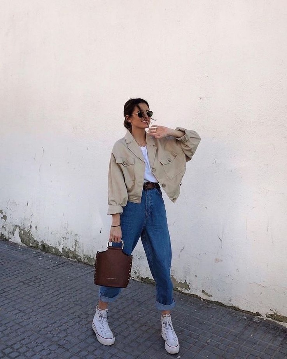 Faça um look com calça mom versátil para o seu dia a dia, indo desde o trabalho, até passeios no fim da tarde. — Foto: Reprodução/Instagram @astrooonida