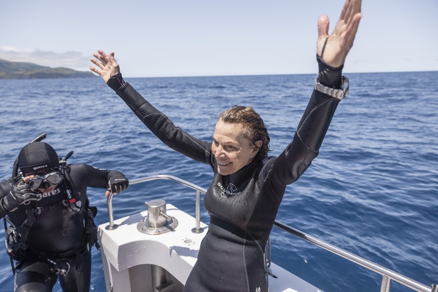 A fundadora da Mission Blue, Sylvia Earle, comemorando após nadar com tubarões-azuis perto da Ilha do Faial, nos Açores