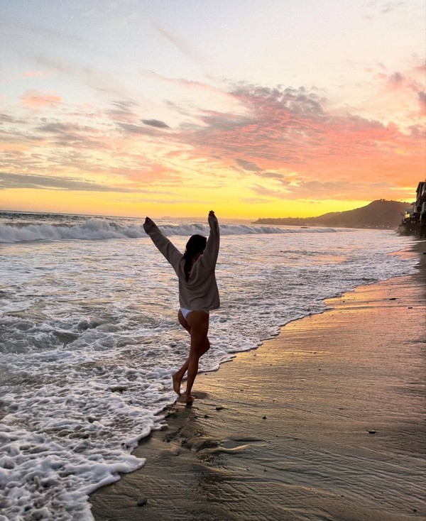 De biquíni branco, Alessandra Ambrosio curte pôr do sol com o namorado