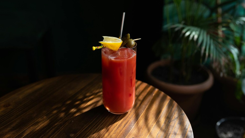 Diferentões, os aquarianos podem se sentir atraídos pelo Bloody Mary, drink feito com vodka, suco de tomate e uma mistura de temperos — Foto: Reprodução/Pexels