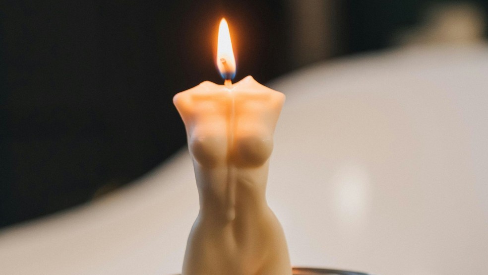 No wax play, a escolha da vela faz toda a diferença. Velas comuns? Melhor deixar fora da cena — Foto: Reprodução/ Pexels
