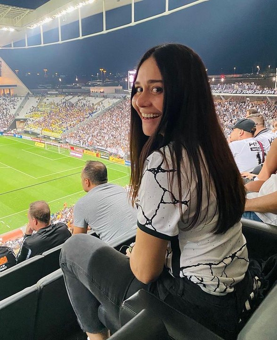 Alessandra Negrini faz aniversário e ganha homenagem do Corinthians