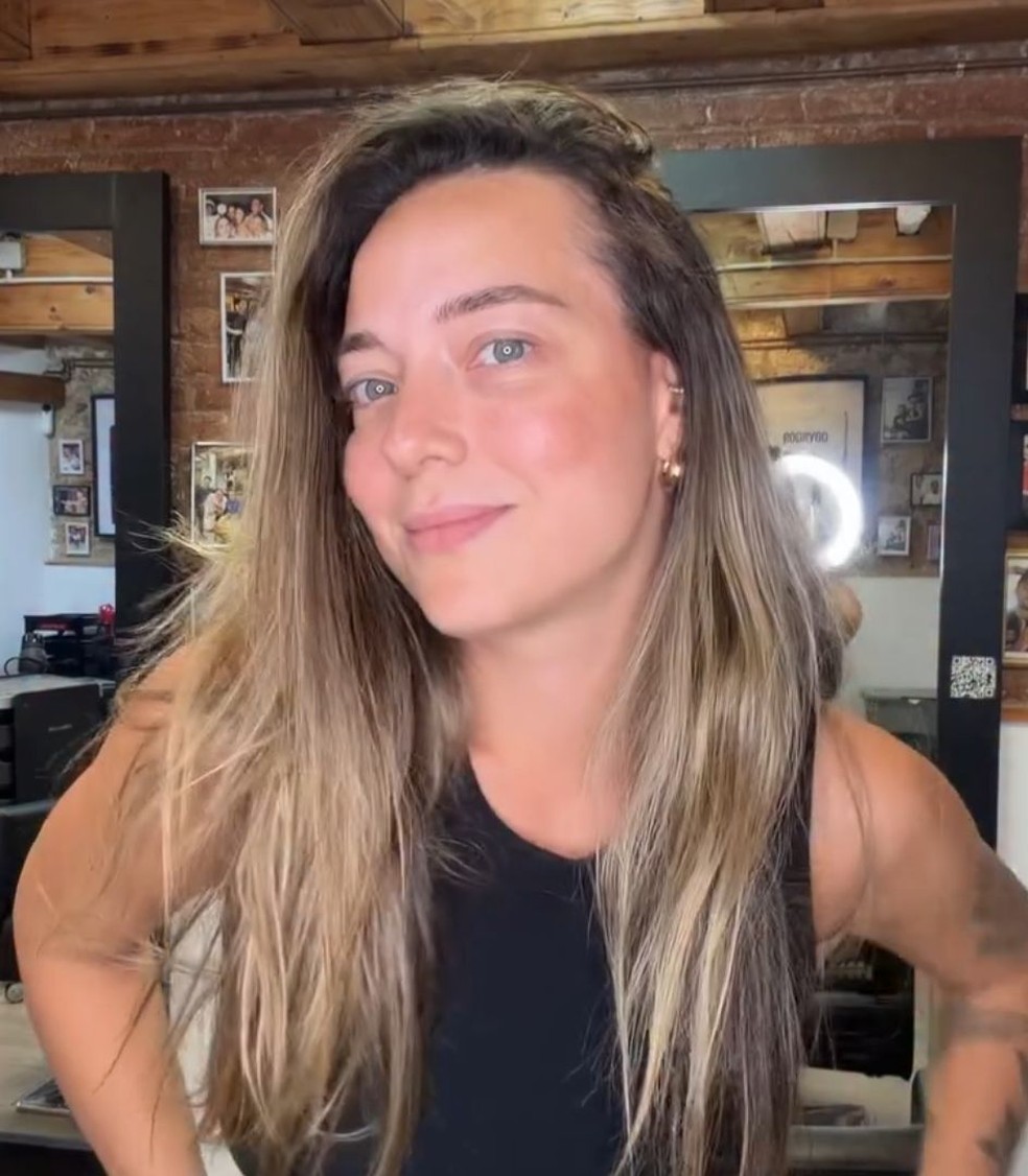 Mãe do filho de Neymar, Carol Dantas muda o visual e abandona o loiro — Foto: Reprodução