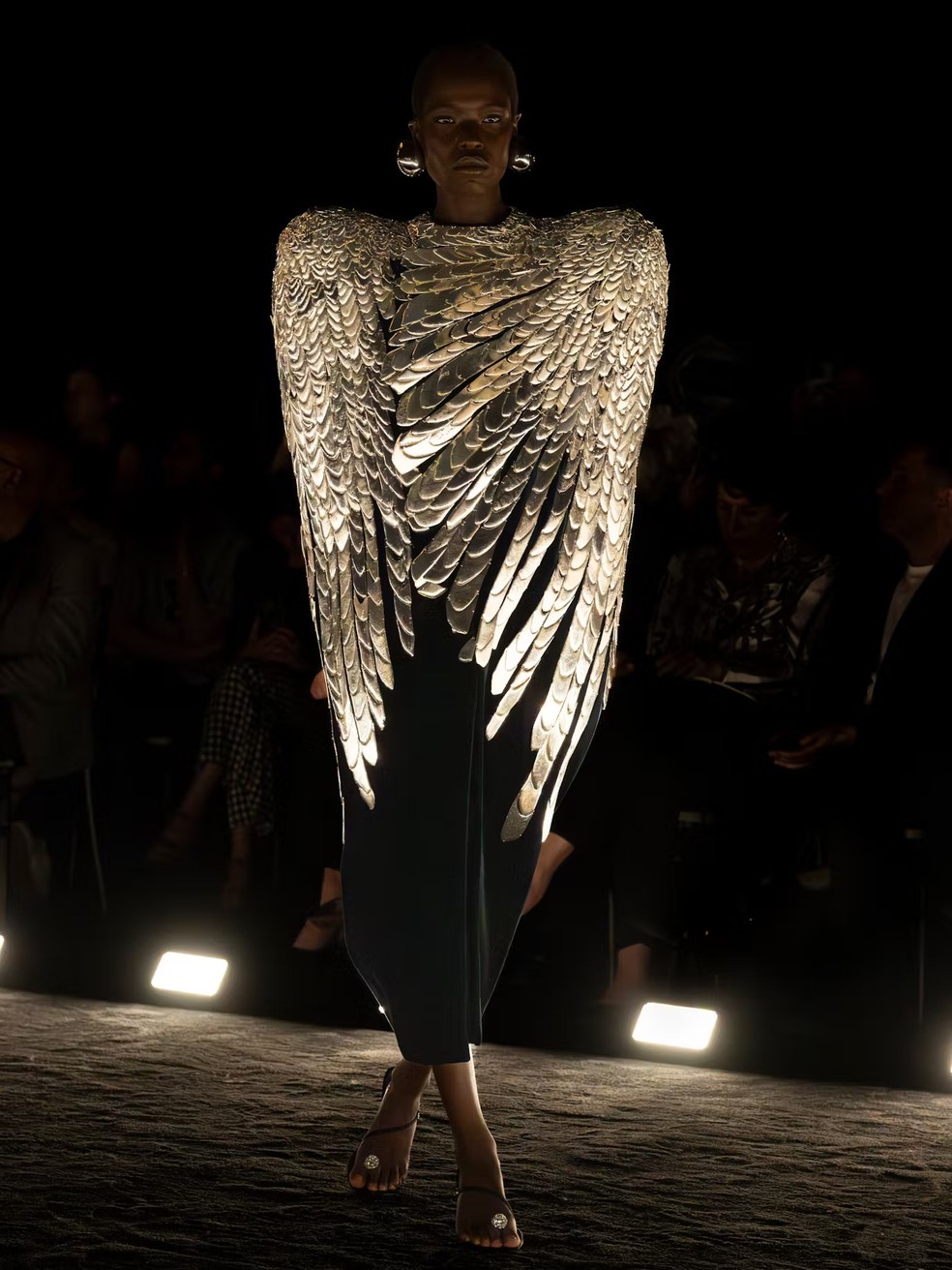 Schiaparelli, alta-costura de outono 2024 — Foto: Schiaparelli