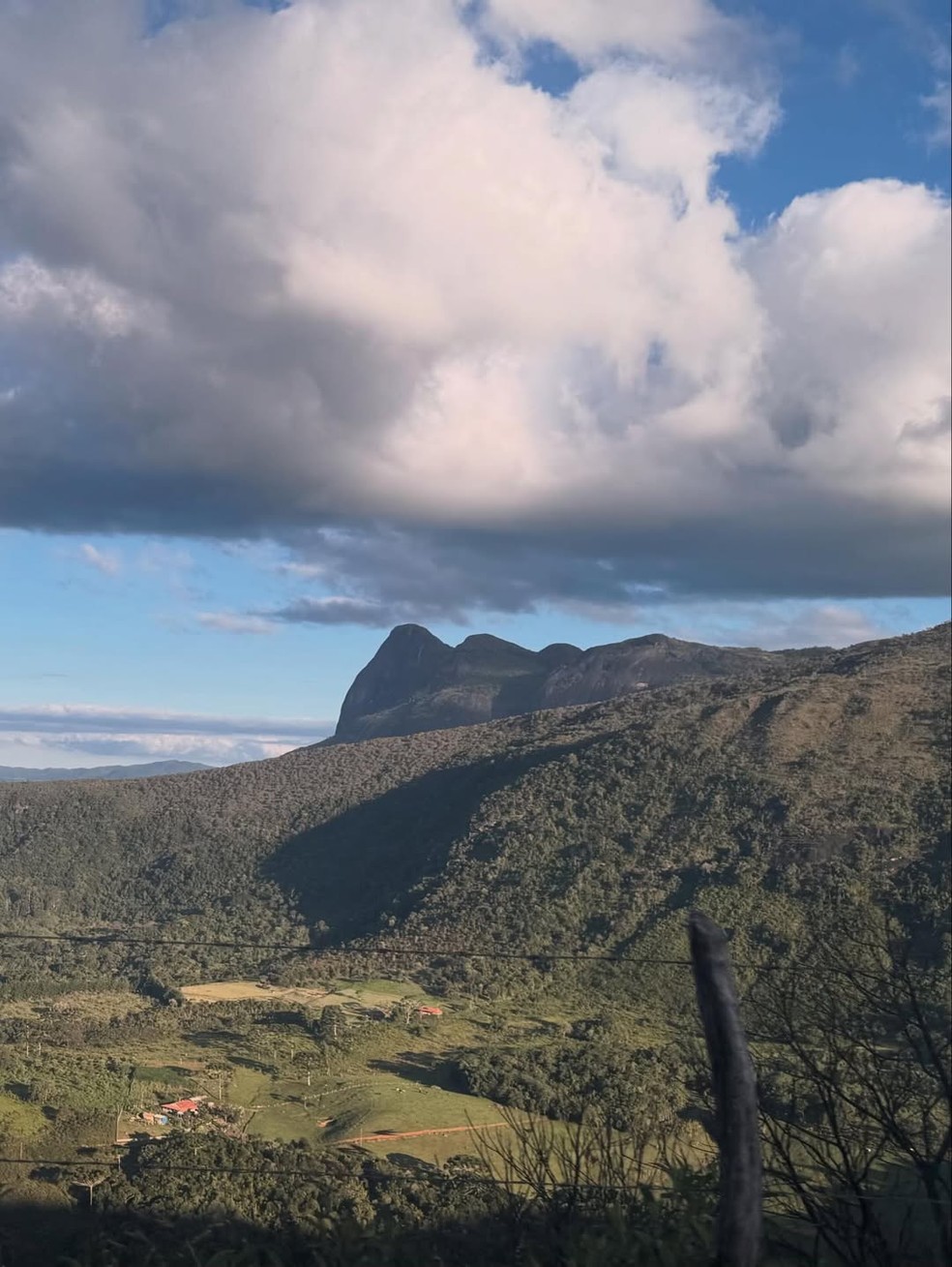 De biquíni estampado, Isis Valverde aproveita dia ensolarado para renovar bronzeado em cachoeira — Foto: Reprodução/Instagram