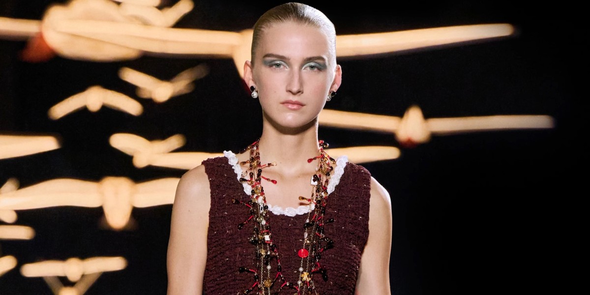 Pele glow, olhos coloridos e coques: os detalhes de beleza da Chanel