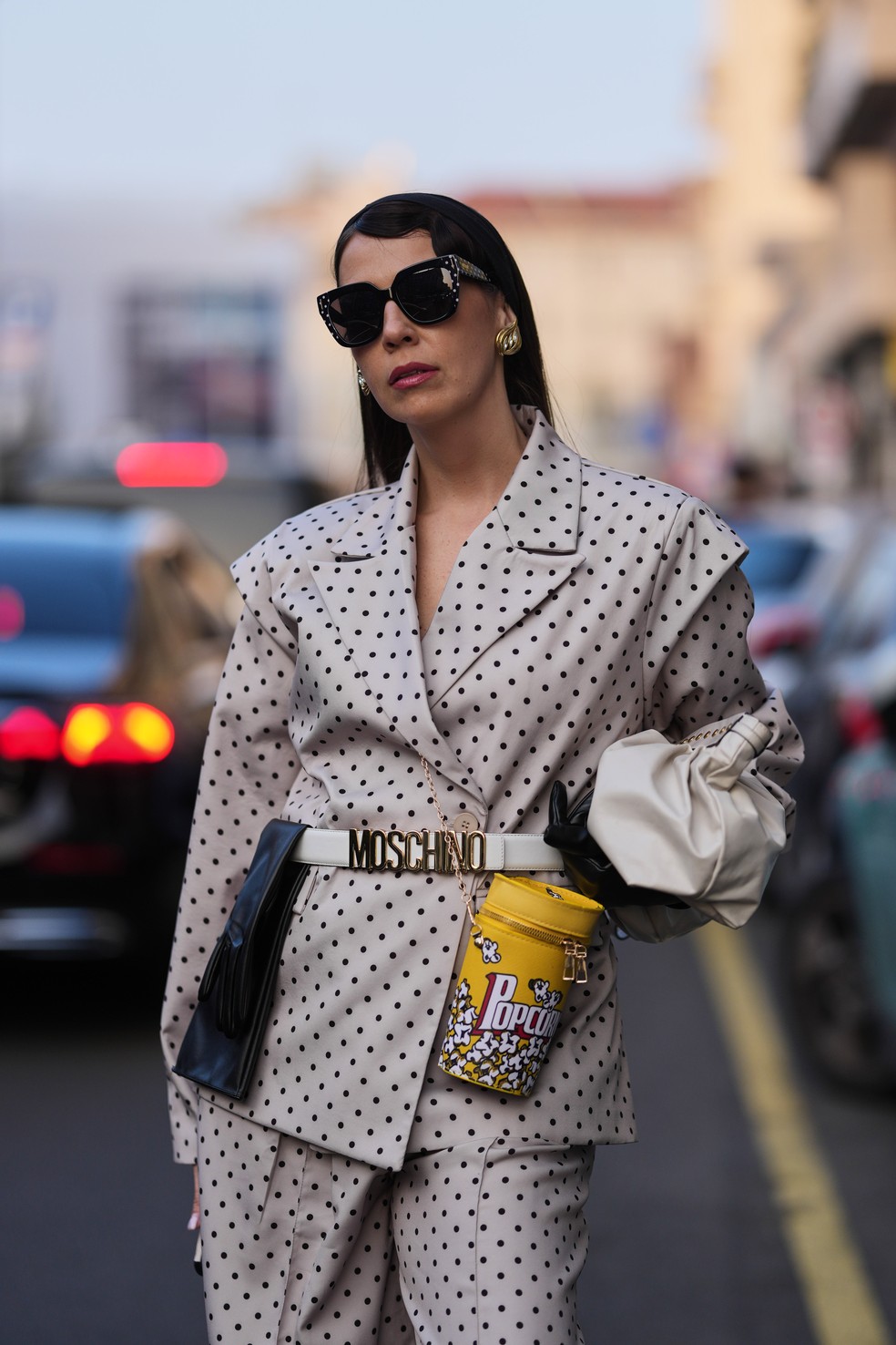 Dose dupla: como usar duas bolsas no mesmo look — Foto: Getty Images