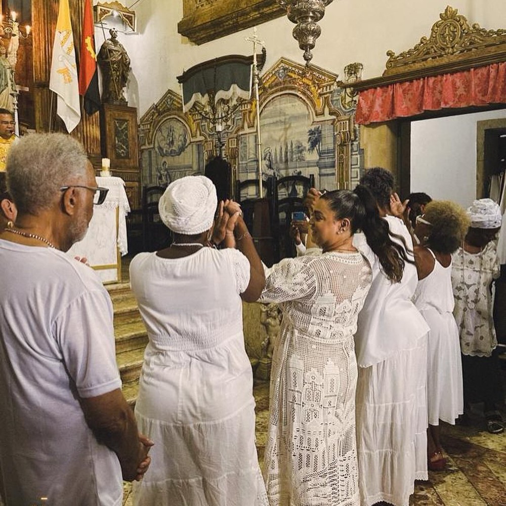 Preta Gil celebra cura de câncer no intestino em missa ao lado da ...
