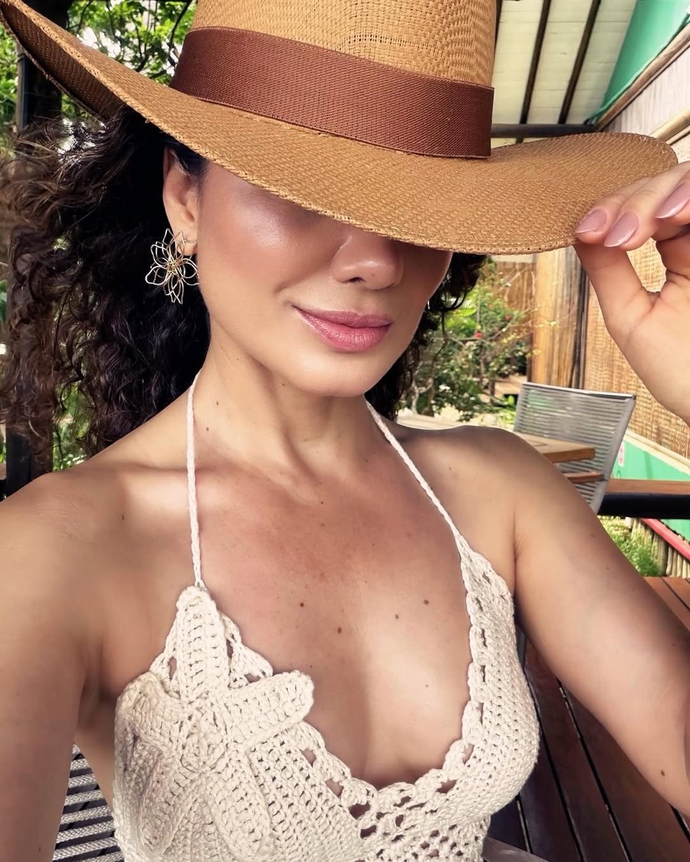 Paula Fernandes faz selfie — Foto: Reprodução/ Instagram @paulafernandes