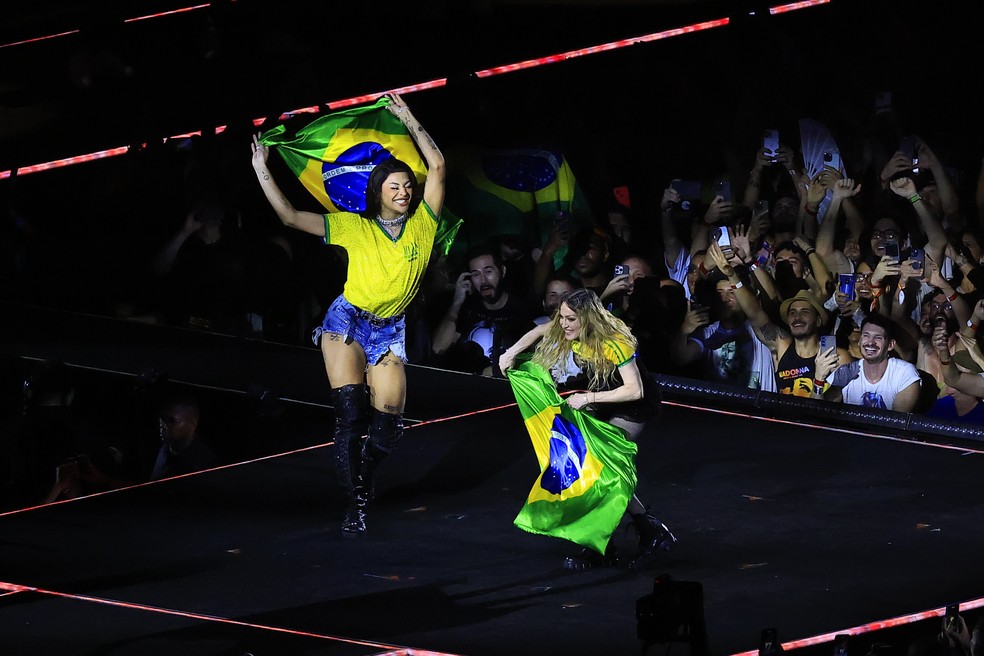 Madonna e Pabllo Vittar vestem camisas do Brasil e empunham bandeiras em show em Copacabana, no Rio — Foto: Buda Mendes/Getty Images