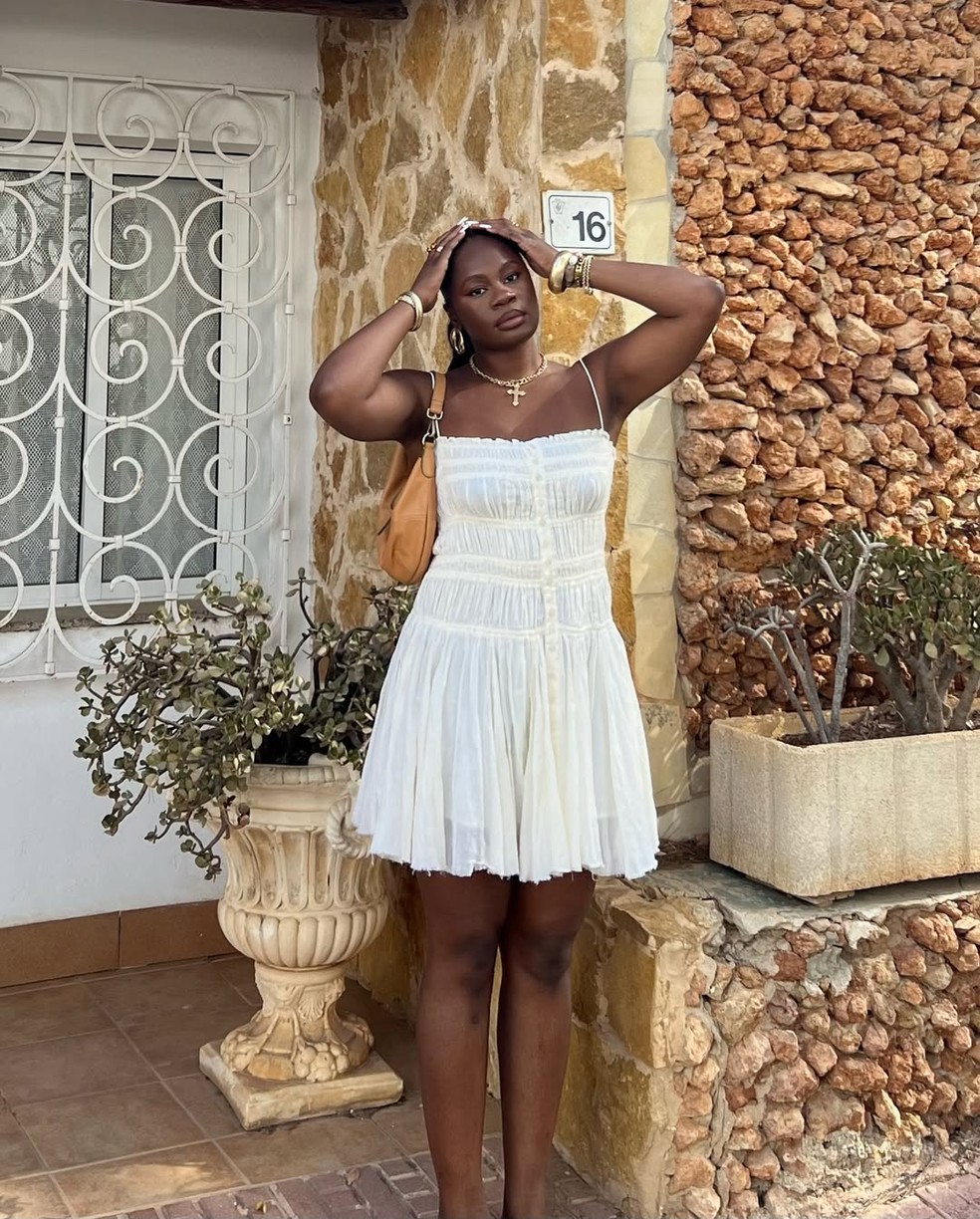 Vestido branco curto com franzidos — Foto: Reprodução/Instagram @jademacj