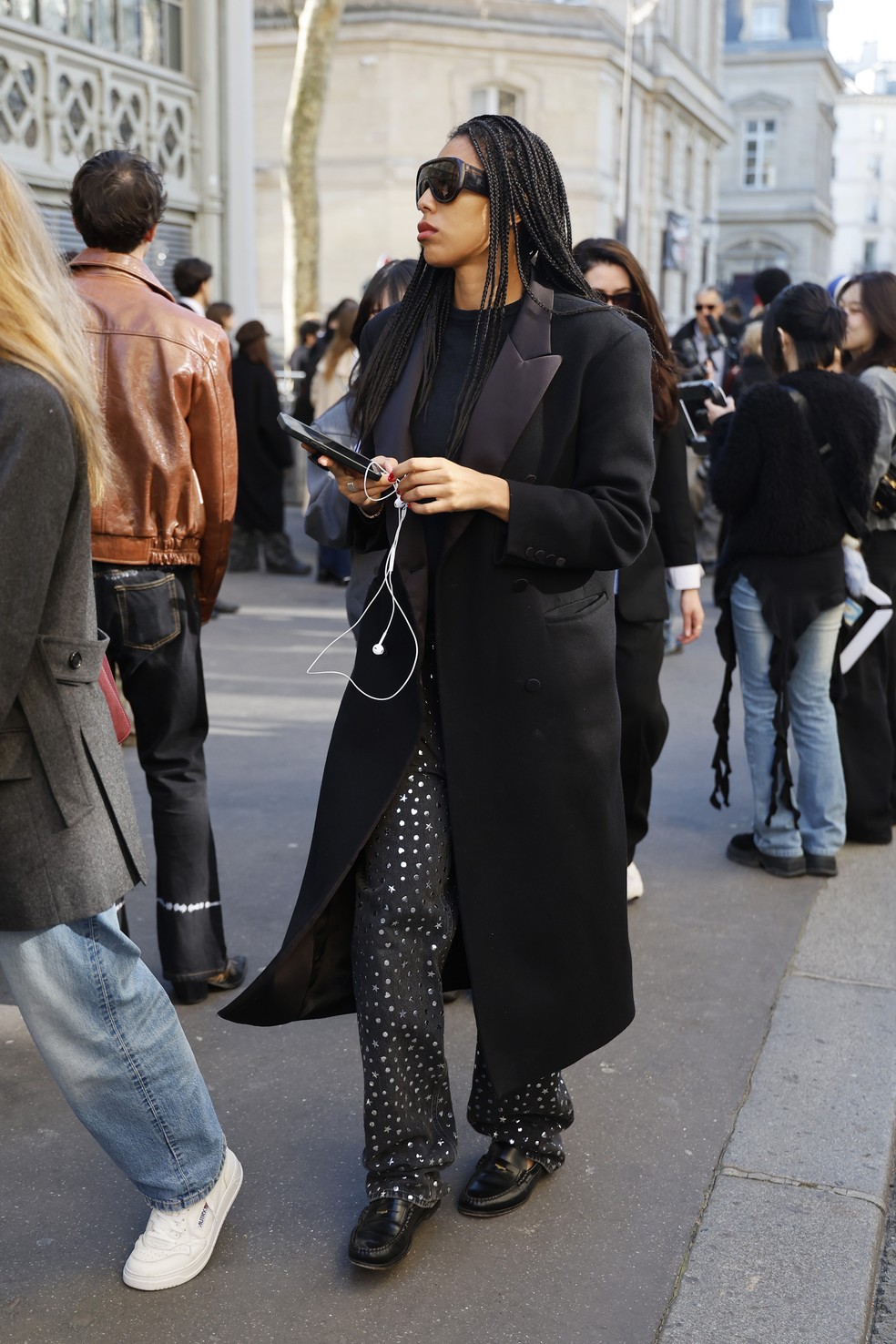 O detalhe que Alexa Chung e Kylie Jenner não tiram do look  — Foto: Getty Images