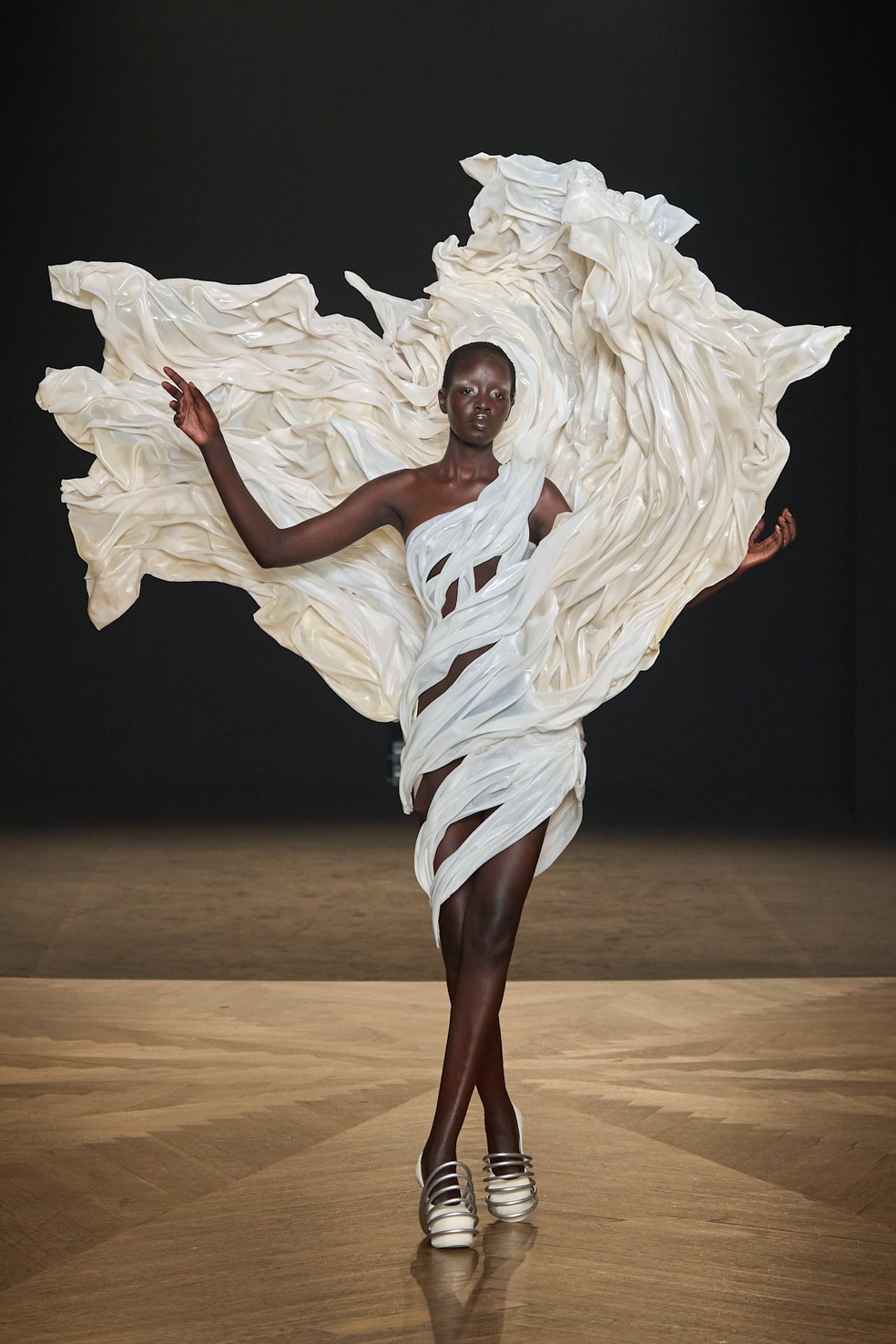 Iris van Herpen, alta-costura de inverno 25 — Foto: Divulgação
