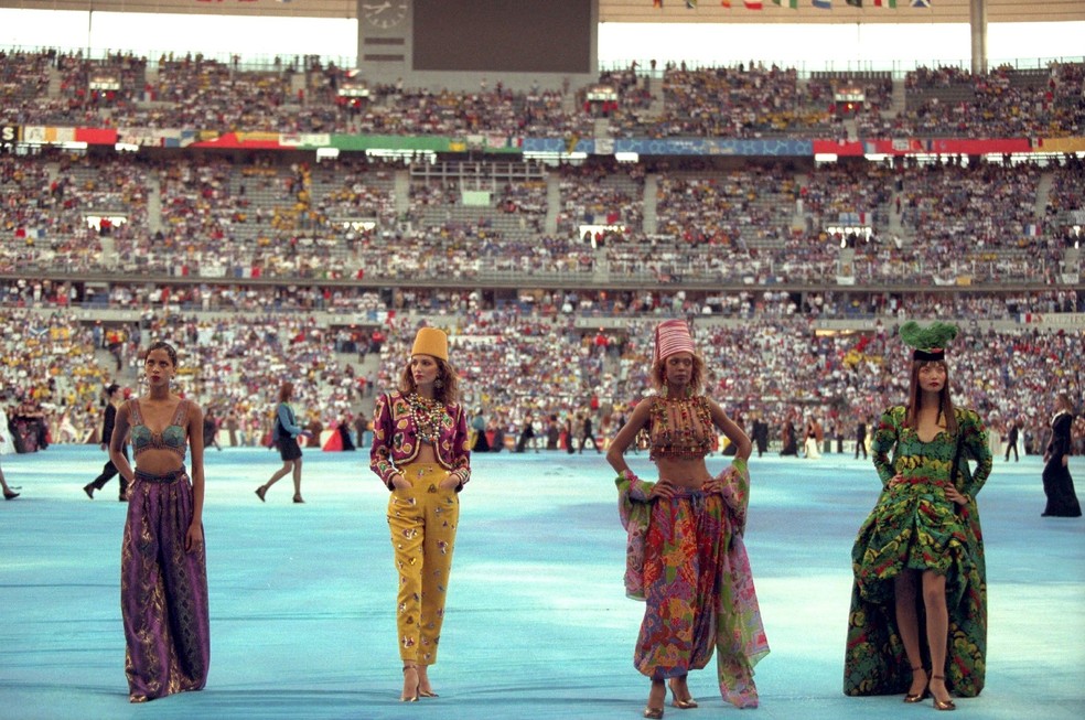 o-dia-em-que-a-alta-costura-invadiu-o-futebol-o-desfile-monumental-da