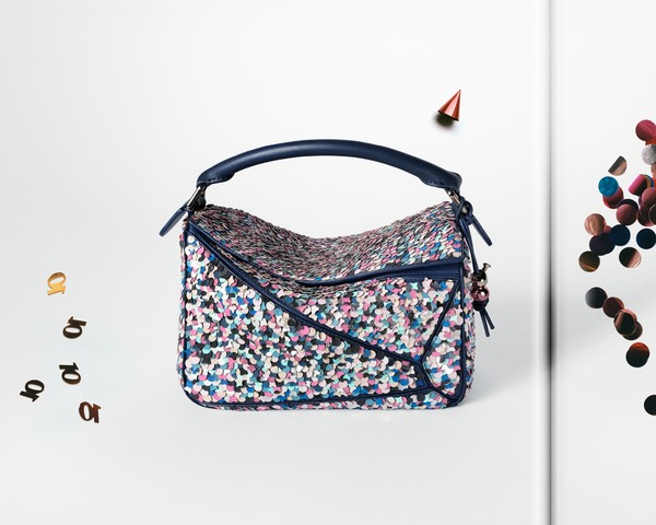 Loewe celebra 10 anos da icônica bolsa Puzzle com edições especiais