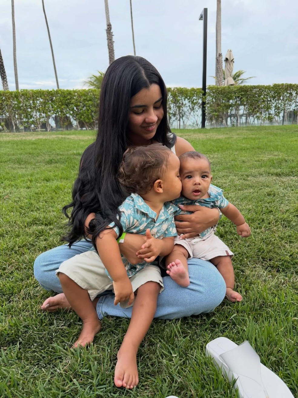 Ary Mirelle posou com os dois filhos com João Gomes — Foto: Reprodução/Instagram