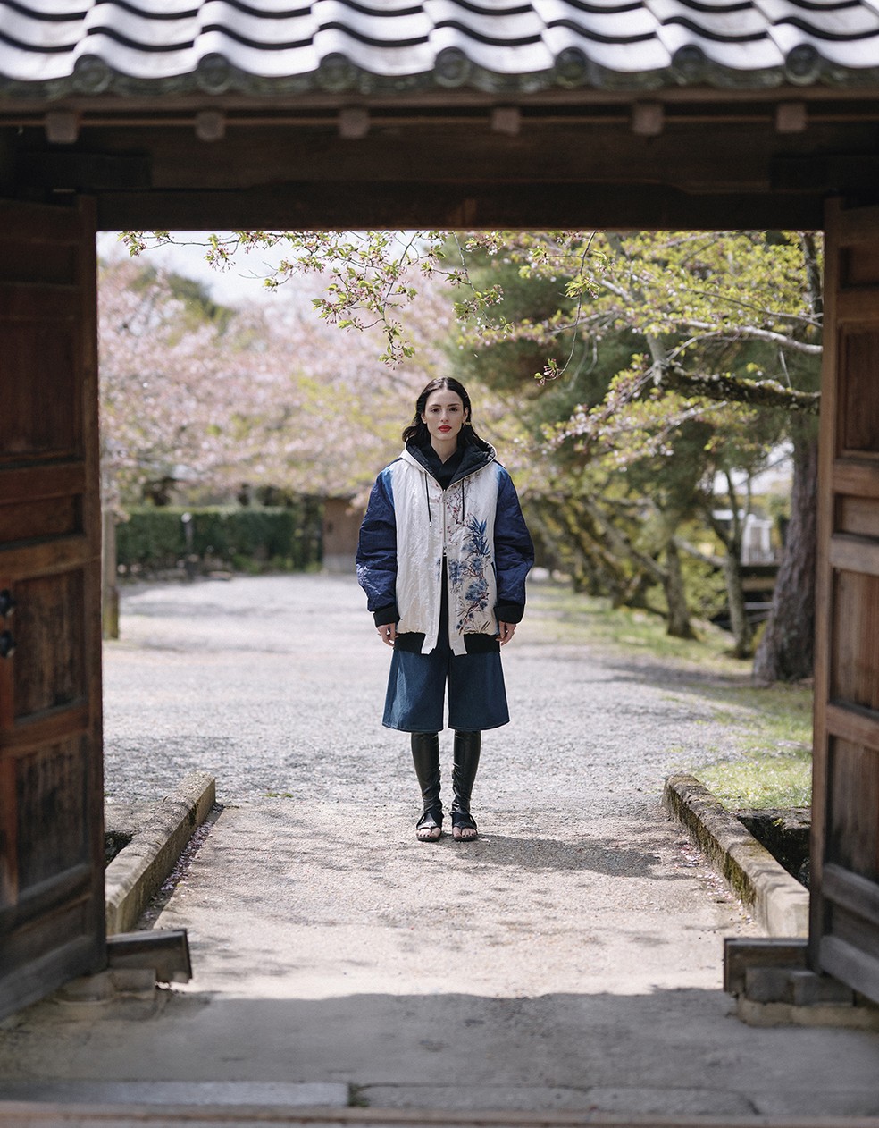 Isabelle Drummond veste casaco, blusa, bermuda, sandálias, brinco e anéis Dior Pre-Fall 2025 — Foto: Kyoko Munakata (Signo)