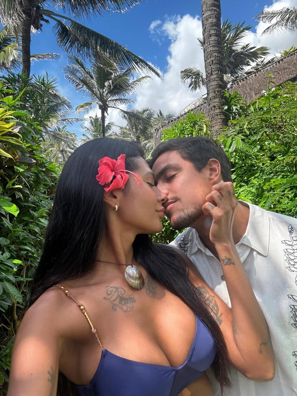 Pocah posa com namorado: 'A vida ao teu lado é um sonho' — Foto: Reprodução/Instagram