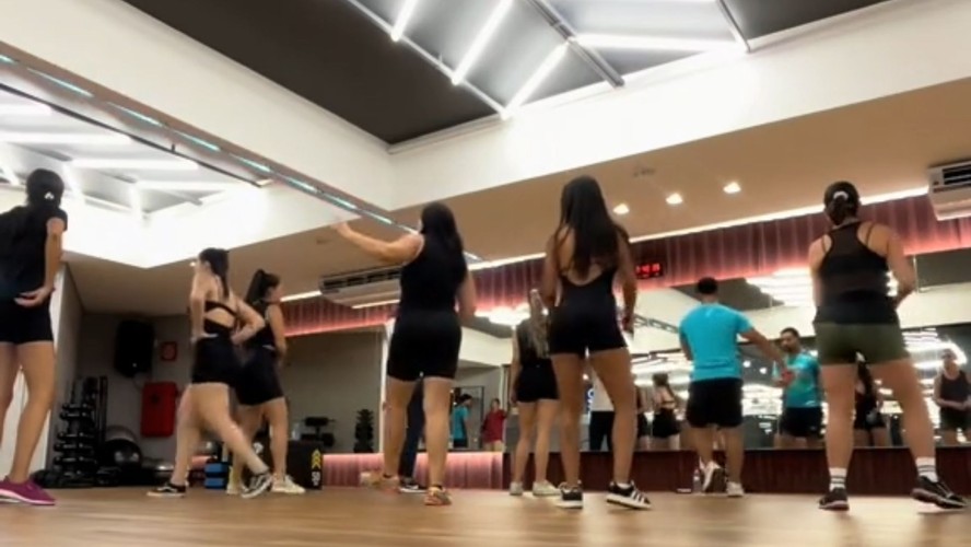 Mulheres se revoltam com homem filmando aula de dança em academia