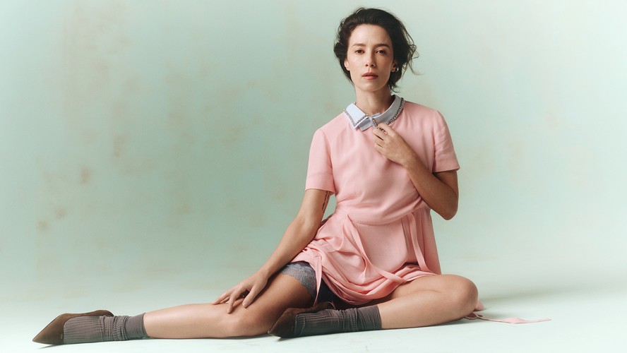 Marjorie Estiano é estrela da capa digital de Marie Claire. Vestido, meias e sapatos Prada; shorts Intimissimi; earcuff Crayons