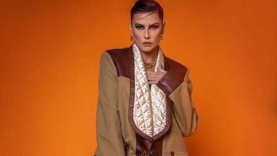 Deborah Secco usa look de couro estimado em R$ 76 mil em evento de moda