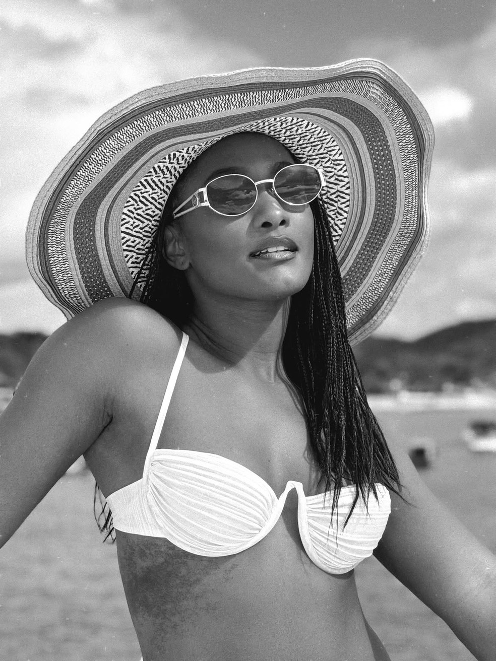Erika Januza em foto preta e branca — Foto: Reprodução/ Instagram @erikajanuza