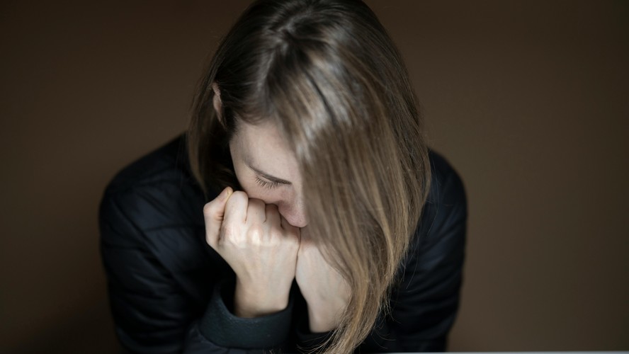 Número expressivo de tentativas femininas permanece em segundo plano nas campanhas de prevenção ao suicídio