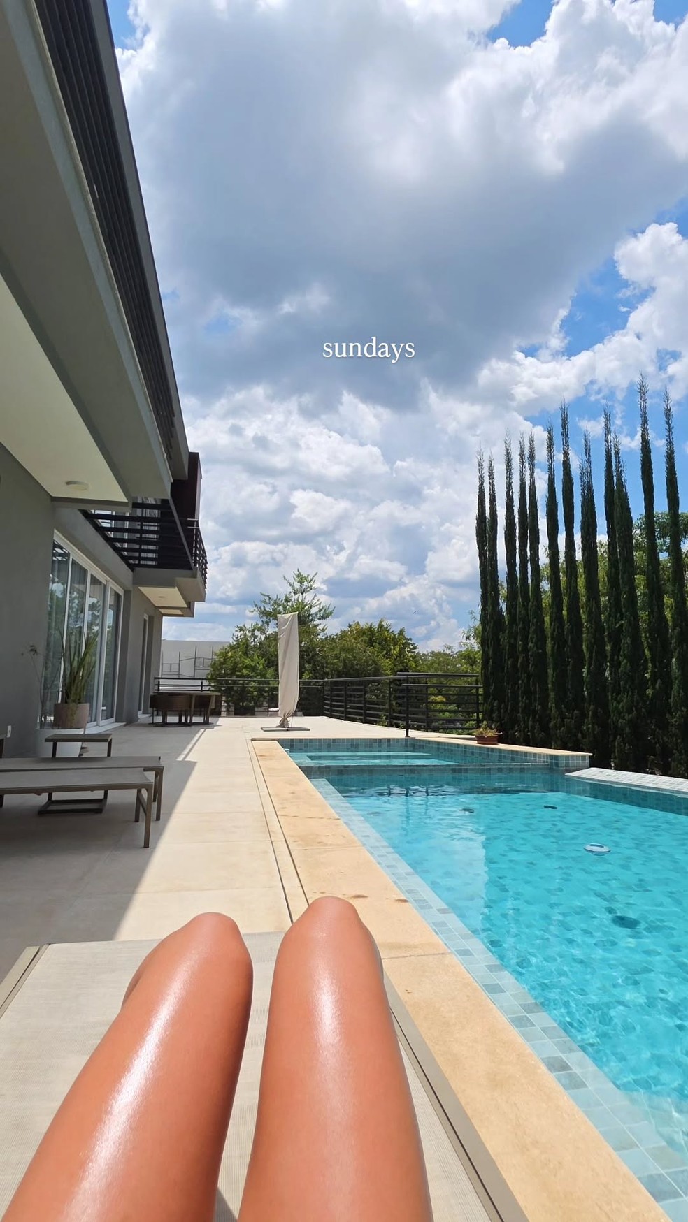 Maisa posa de biquíni vermelho em clique em frente ao espelho e renova bronzeado à beira da piscina durante dia de sol em São Paulo — Foto: Reprodução/Instagram