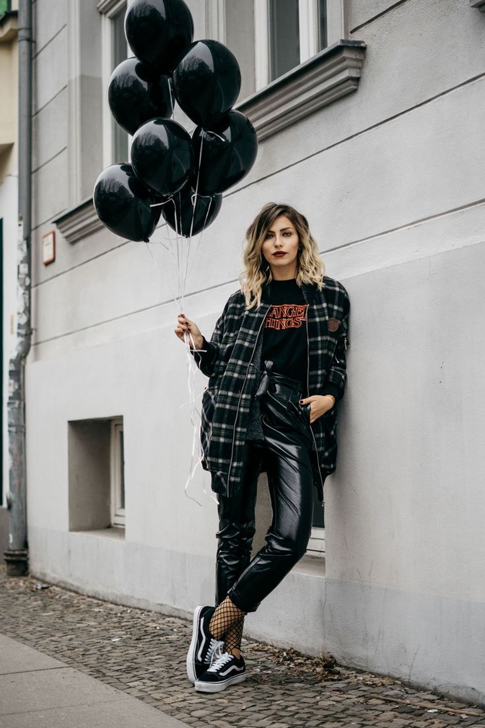 Tons como verde escuro e preto são uma ótima escolha na hora de montar um look com camisa xadrez. — Foto: Reprodução/Pinterest @bloglovin