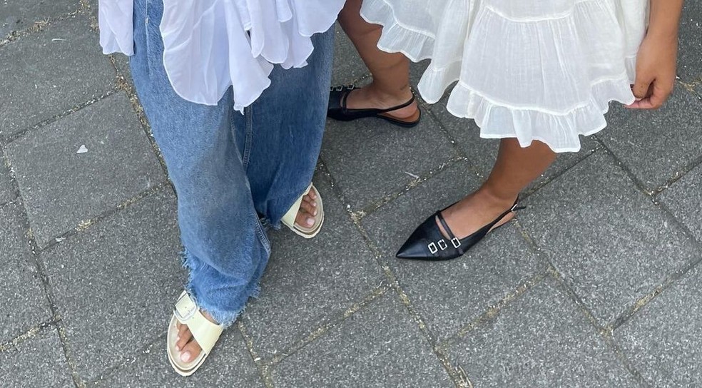 Sandálias e sapatilhas são sapatos leves para não passar calor no verão — Foto: Reprodução/Instagram @amaka.hamelijnck