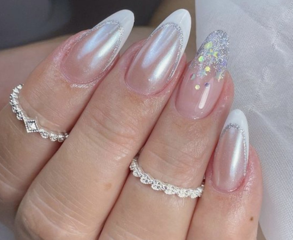 Unhas decoradas em prata: o efeito espelhado que merece a sua atenção