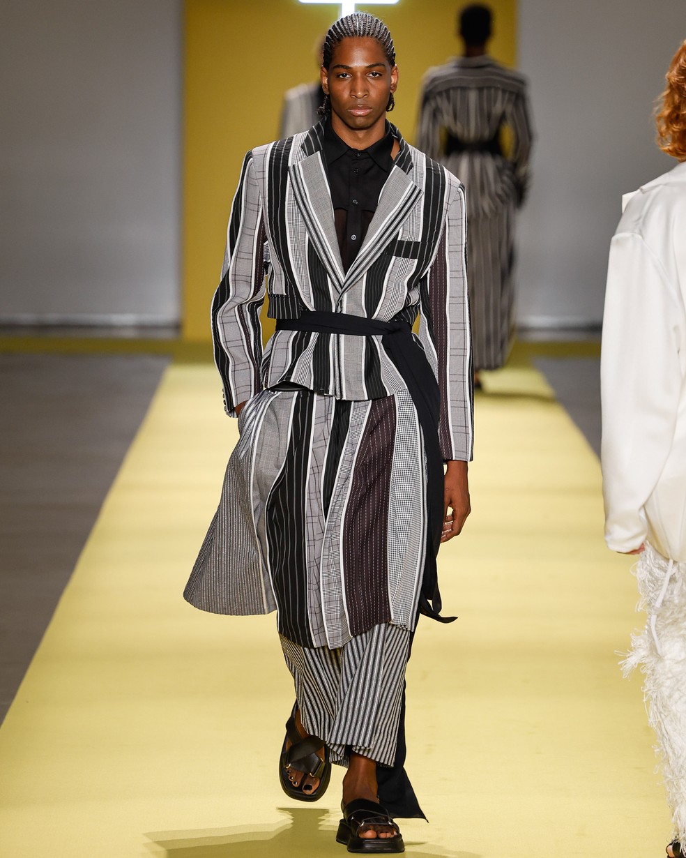 Look de João Pimenta, apostando nesse destaque de combinação de peças — Foto: Divulgação