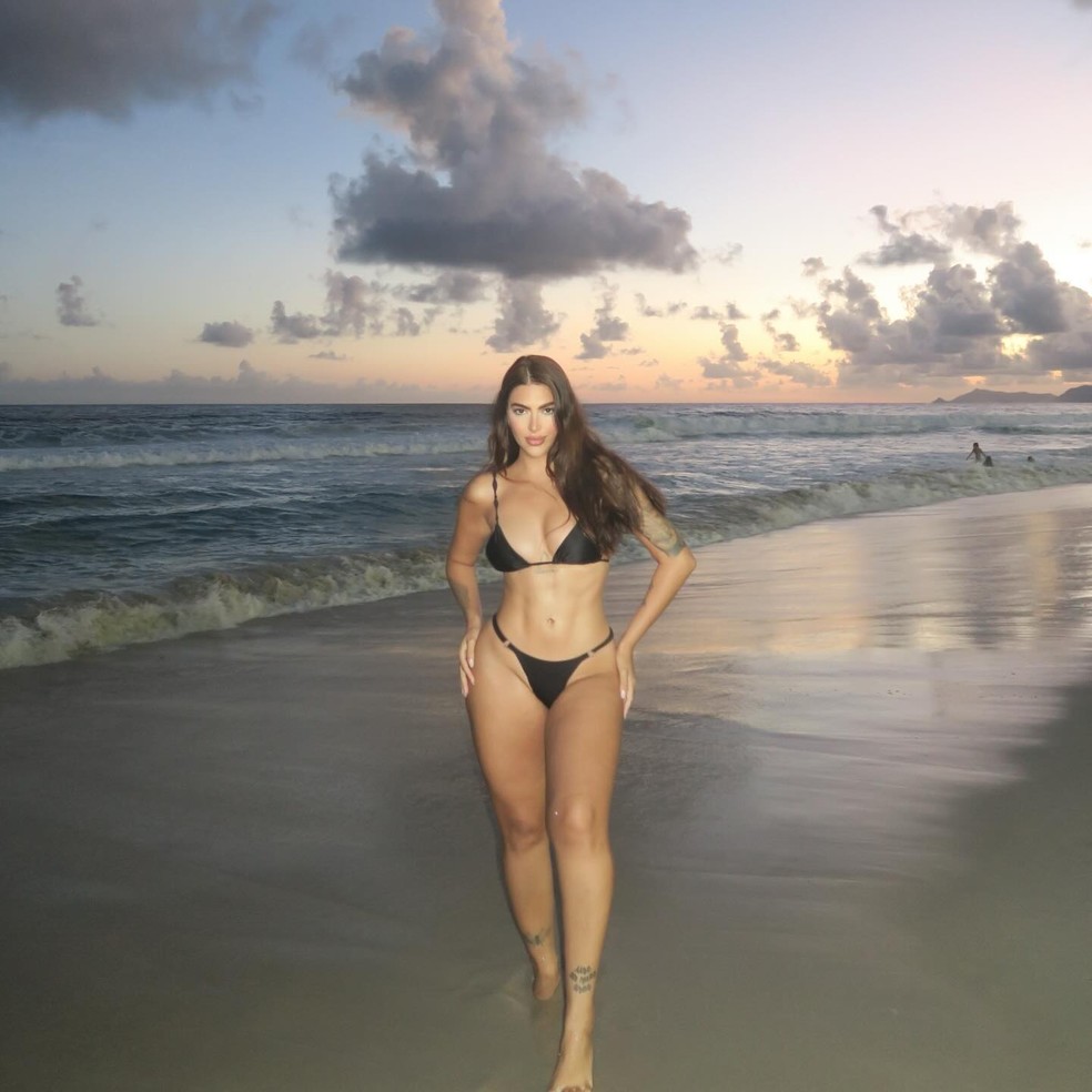 Renata Gutierrez, mãe do filho de Xamã, posa de biquíni em viagem — Foto: Reprodução/Instagram