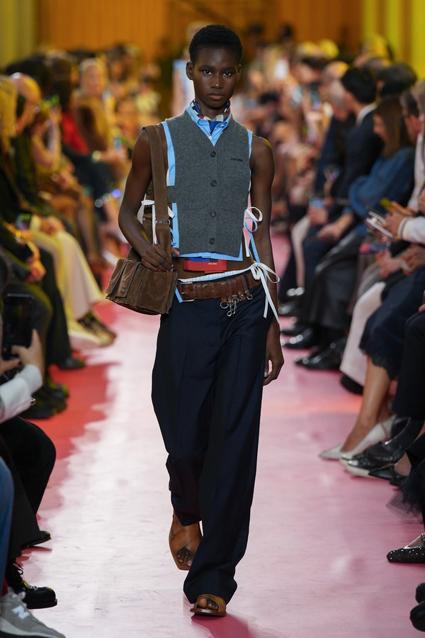 PFW: Miu Miu levanta debate sobre o trabalho invisível da mulher