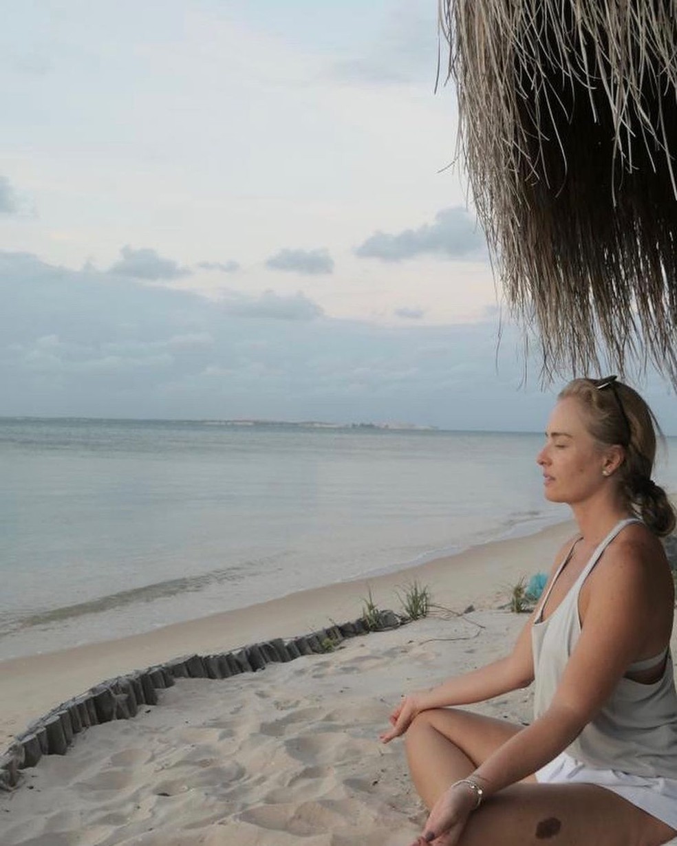 Angélica meditando na praia — Foto: Reprodução/Instagram